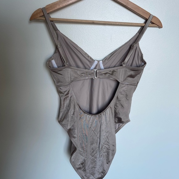 Good American Show Off One-piece Swimsuit Bodysuit In Mink - Picture 6 of 9